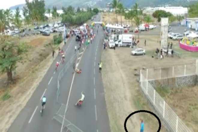 Tour de La Réunion : un homme place des barrières pour faire chuter les cyclistes