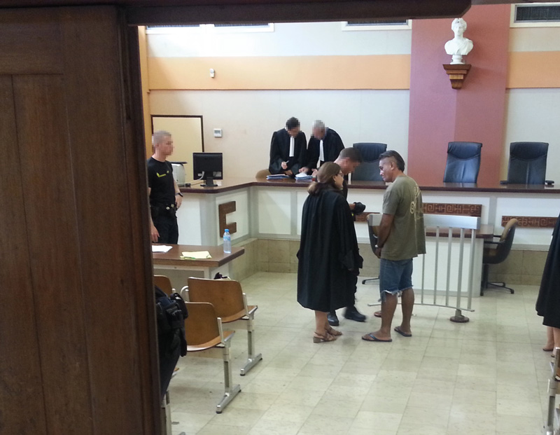 Le prévenu a été reconduit à Nuutania ce lundi, condamné à 18 mois de prison ferme avec maintien en détention pour avoir rossé sa femme alors qu'il avait interdiction de l'approcher, suite à une précédente condamnation.