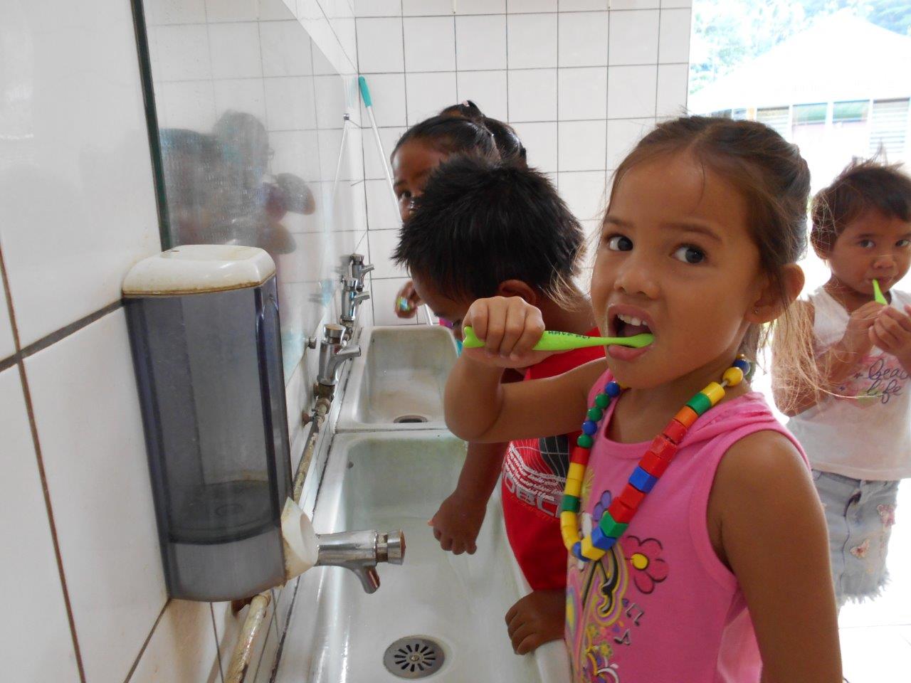Des brosses à dents pour la rentrée scolaire à Huahine