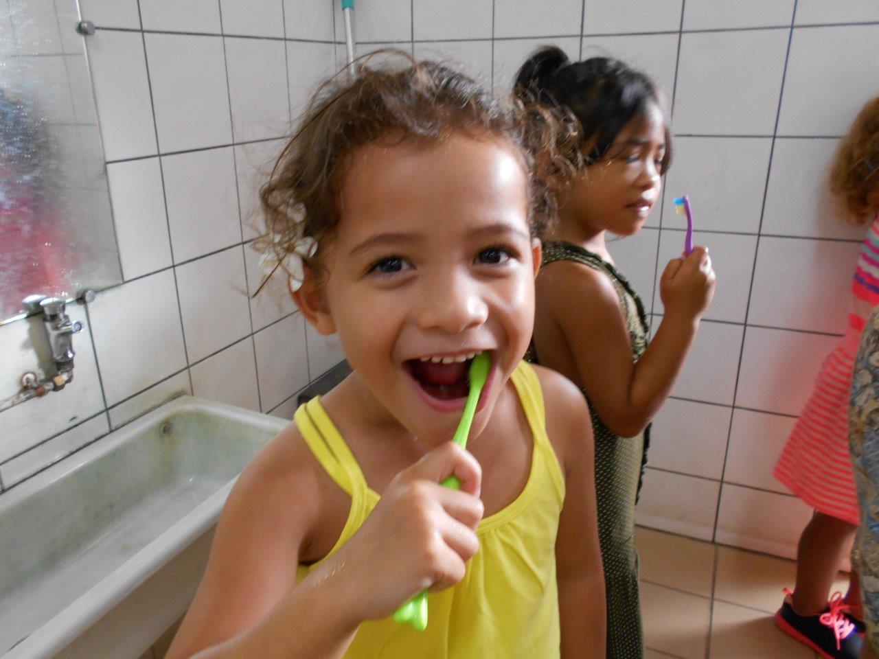 Des brosses à dents pour la rentrée scolaire à Huahine