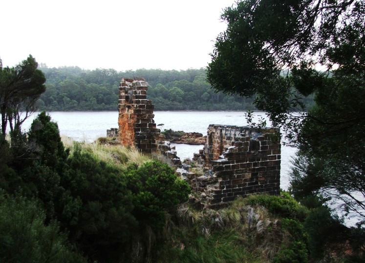 Il ne reste plus grand-chose, sur place, du pénitencier de Macquarie Harbour. Ces ruines sont celles de la prison du centre, où séjourna Pearce après sa première évasion.