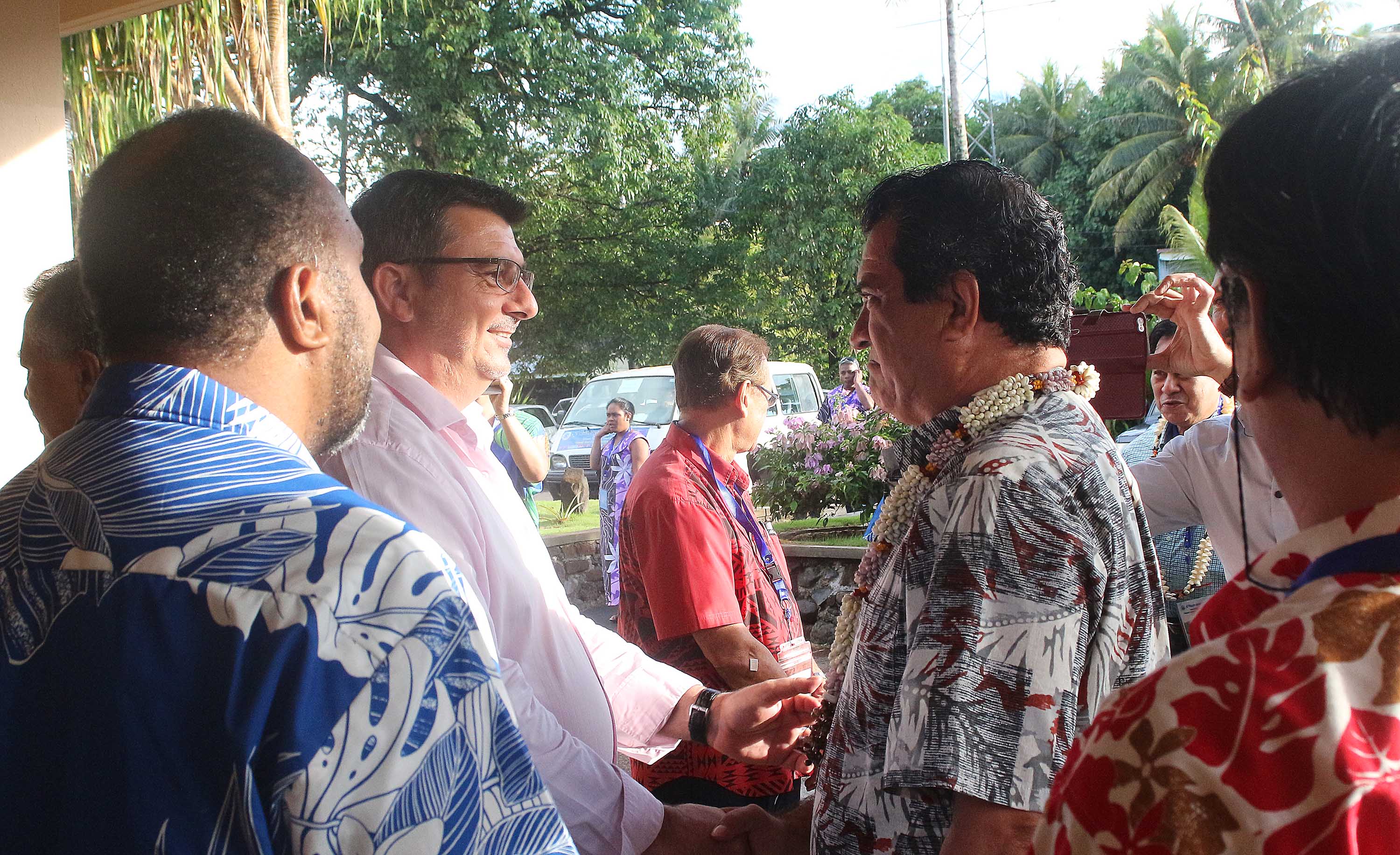 Le président de la Polynésie française Edouard Fritch et le président du gouvernement de Nouvelle-Calédonie, Philippe Germain, se congratulent après l'accession de la Polynésie française et de la Nouvelle-Calédonie au statut de membres à part entière.