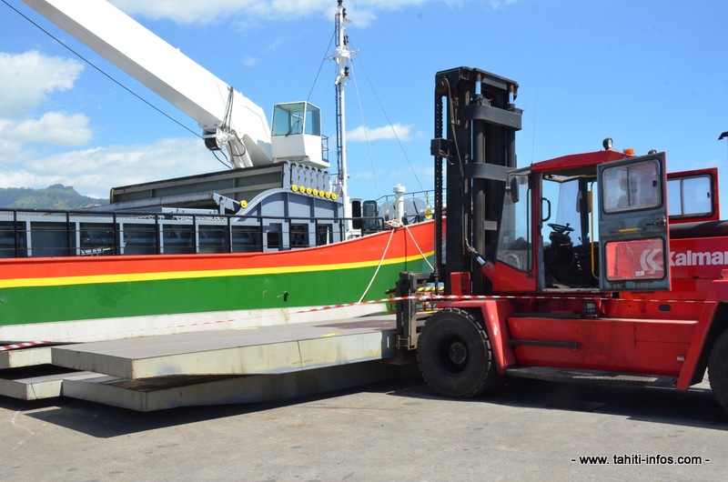 Un docker meurt écrasé par des plaques d'acier