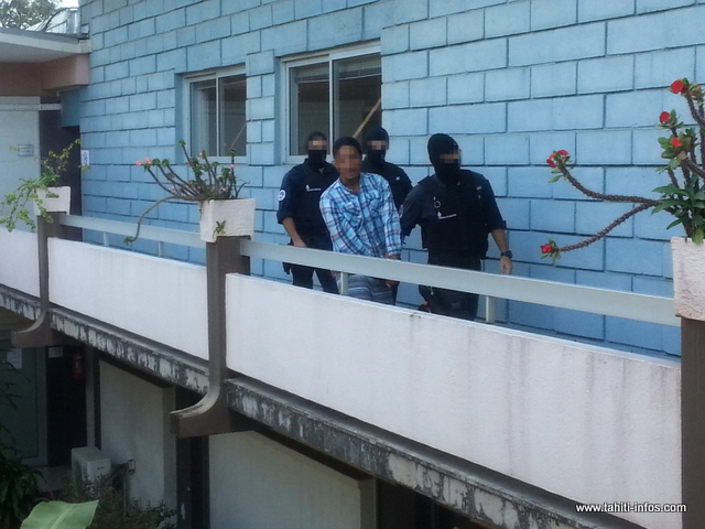 Le jeune homme a invectivé le public et les médias avant de s'engouffrer dans la salle d'audience.
