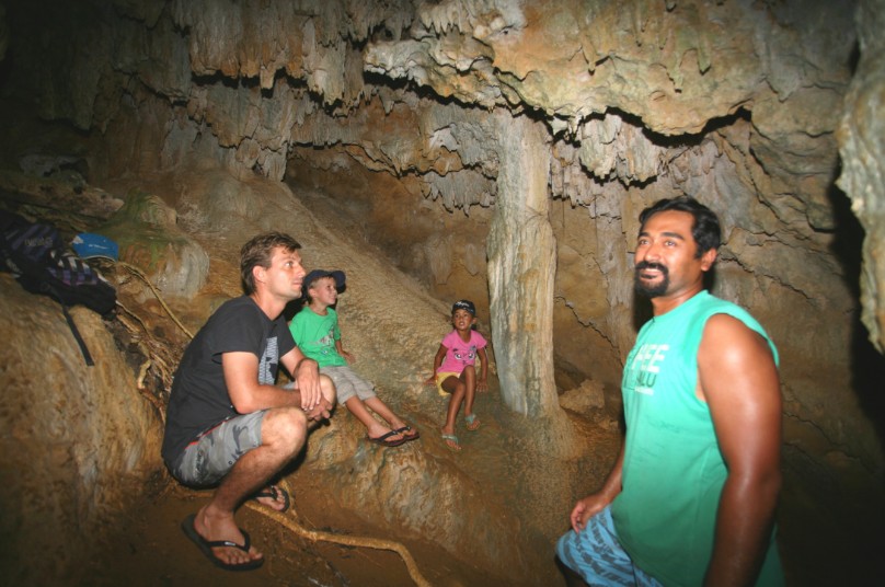 Notre guide, Kenji, expliquant les légendes liées à cet abri souterrain qui aurait sauvé un clan de Rimatara aux temps anciens.