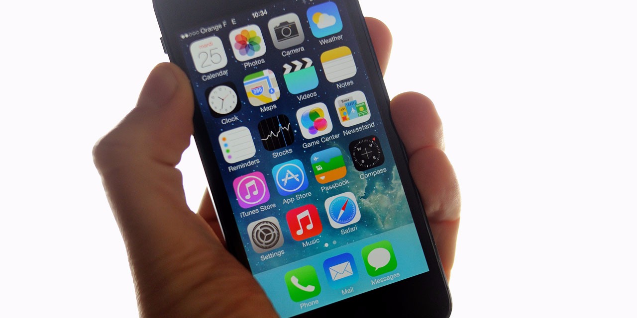 Plusieurs organes de presse ont assigné le FBI en justice pour comprendre comment les enquêteur fédéraux ont pu accéder à un smartphone verrouillé. @ PHILIPPE HUGUEN / AFP