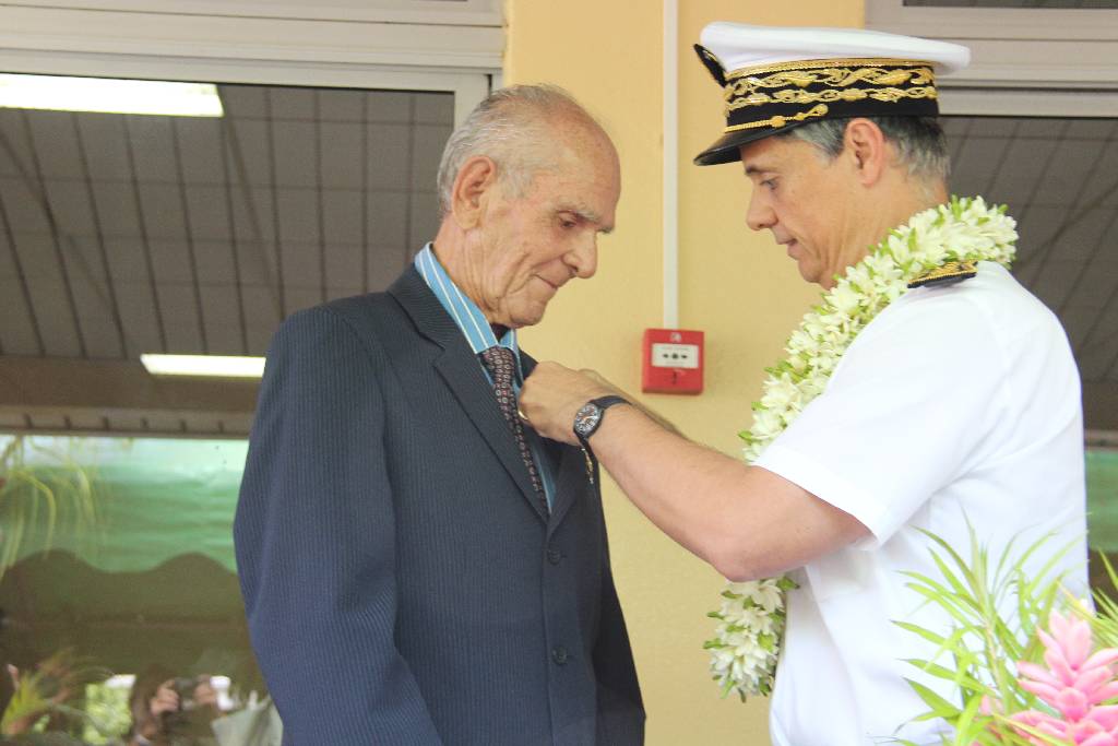 En mars 2015, le haut commissaire Lionel Beffre avait remis  l'insigne de Chevalier dans l'Ordre du Mérite Agricole à Roger Doom, à la maison familiale et rurale de Vairao.