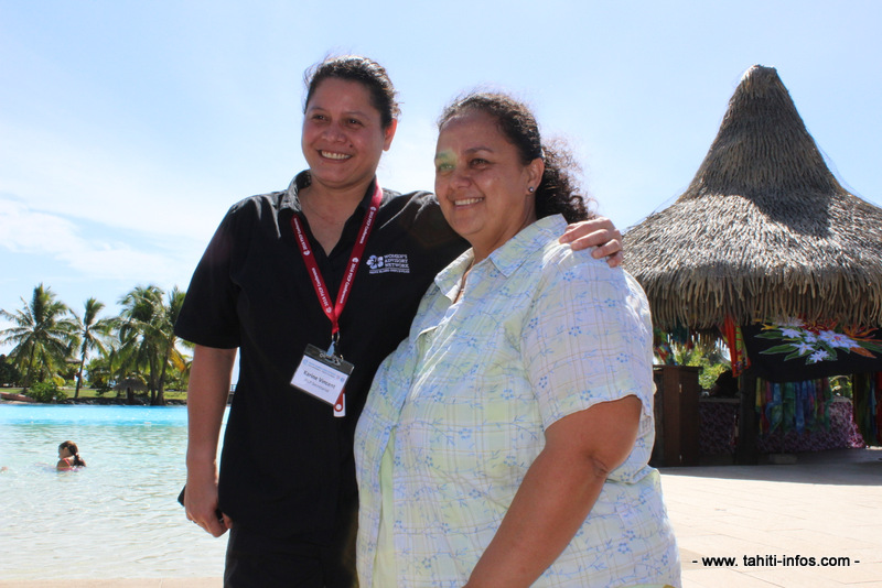 Vainono pose avec Karine Vincent, envoyée spéciale en Nouvelle-Zélande pendant sept mois pour préparer la conférence.