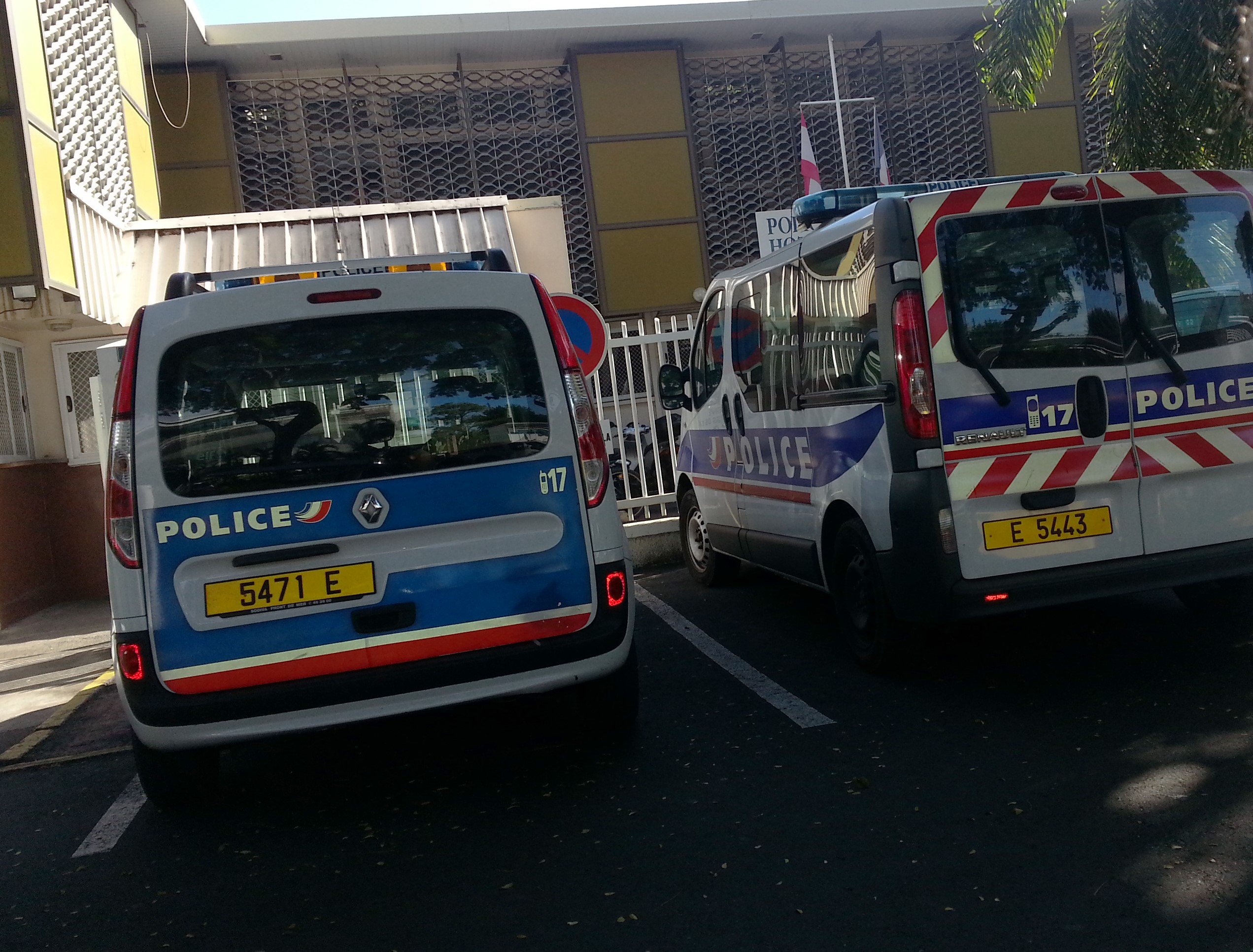 Sans permis, ivre mort, son fils en bas-âge dans la voiture, il rigole devant les policiers