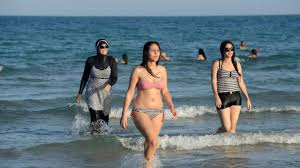 Burkini: une Australienne se plaint d'une plage française, la mairie se défend
