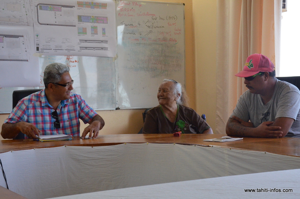 Philippe Neuffer en compagnie de l'épouse et du fils fa'aamu du M. Faara.