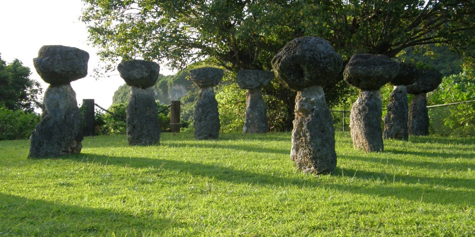Les Chamorros ne sculptaient ni tiki ni moai, mais ils édifiaient de spectaculaires constructions de pierres surmontées d’un chapeau, les “Latte stones”. Celles-ci auraient servi de fondations à de vastes maisons de bois.