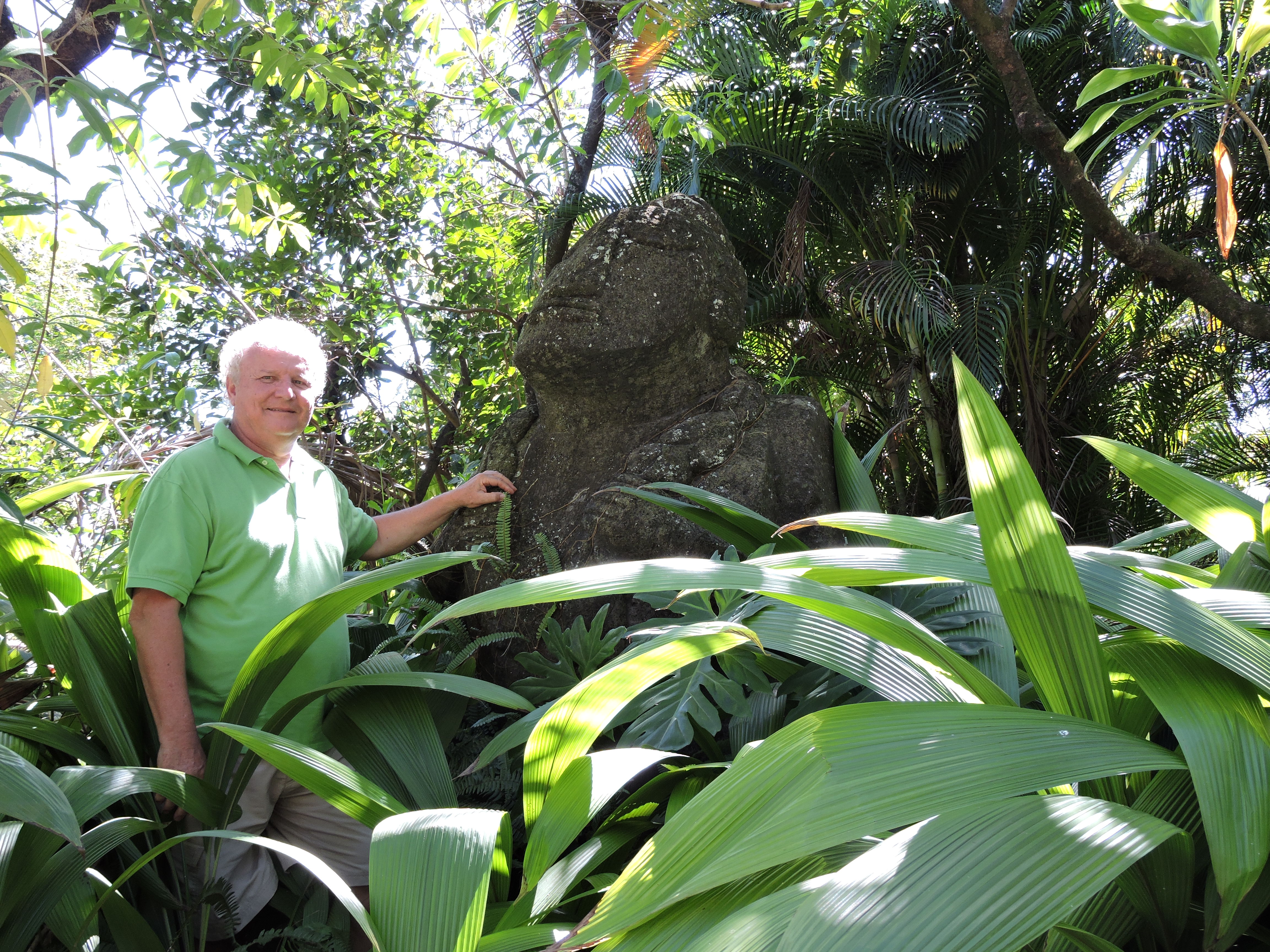 Olivier Babin, président de l'association Tahiti Heritage, aux côtés du tiki, qui est devenu l'emblème de l'association.