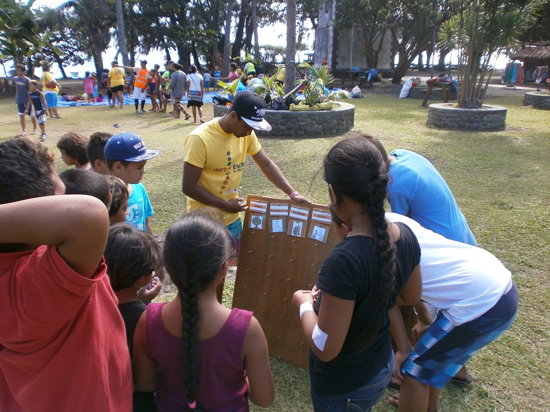l'Espace Info Énergie va souvent au contact de la jeunesse avec des ateliers ludiques, comme ici à la Pointe Vénus.