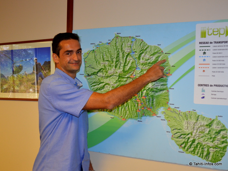 Thierry Trouillet, directeur de la TEP, pointe la zone où seront construites les nouvelles lignes 90 000 volts