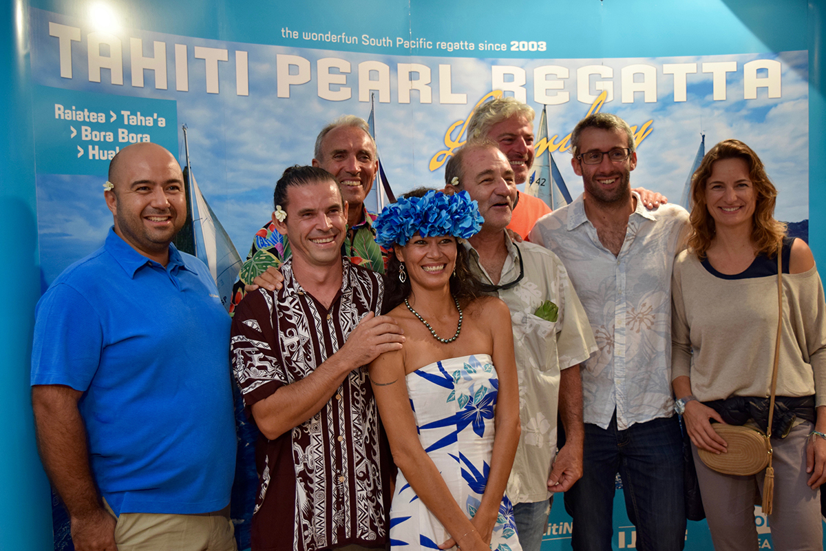 L'équipage d'Areareaprêts à en découdre, la veille du départ de la course, aux côtés de la présidente de la TPR, Violetta Amaru-Paradot et du skipper du Xantus, Bastien de Brouwer.
