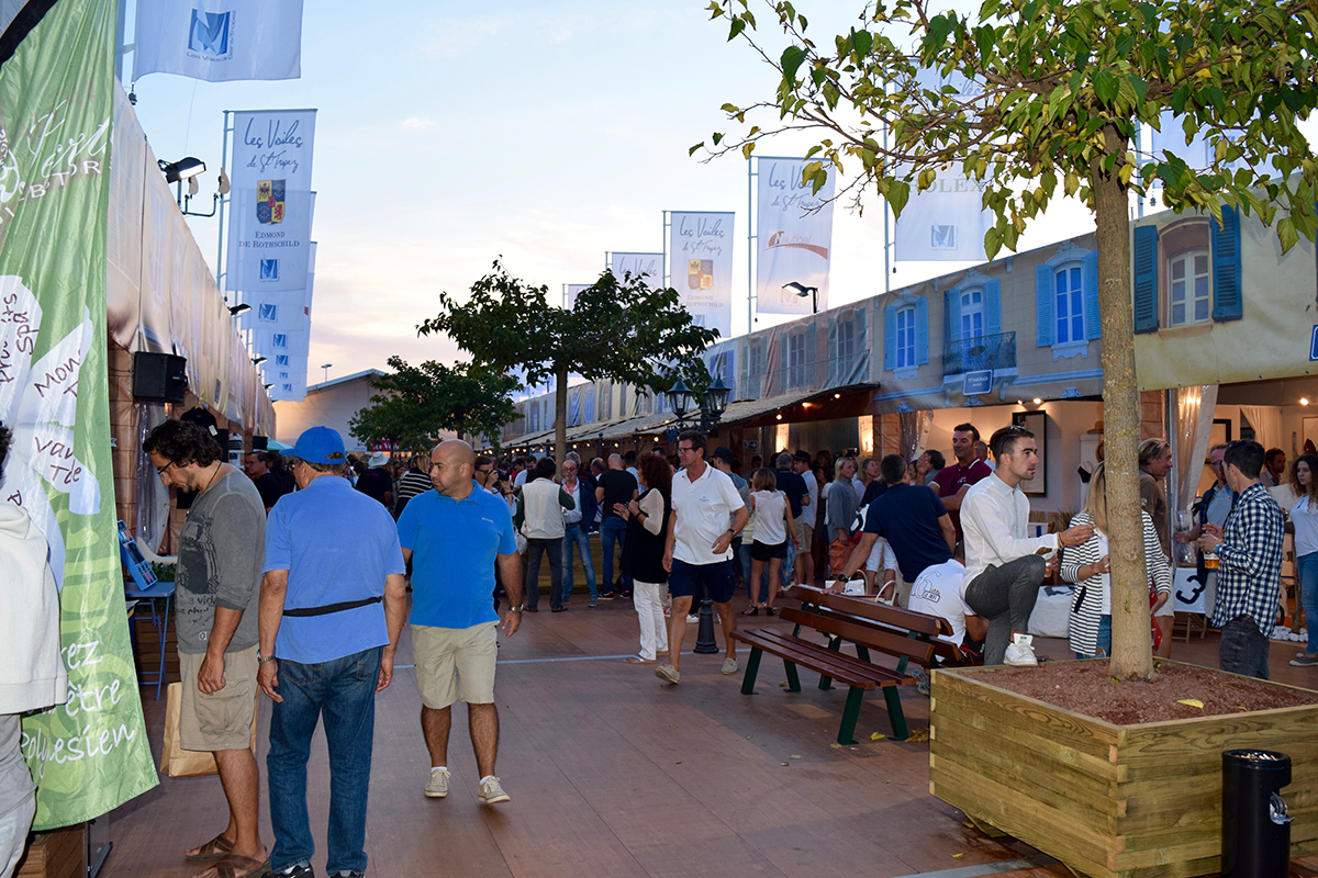 Le Village des Voiles est agencé cette année comme une rue typique du village provençal, où la Tahiti Pearl Regatta occupe une place de choix.