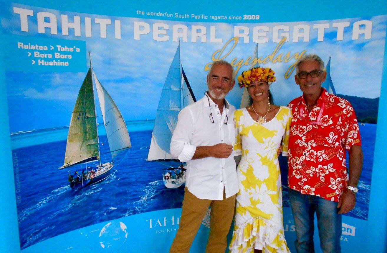 Sur le stand, la team TPR accueille depuis dimanche de nombreux visiteurs mais également des personnalités, comme Loïck Peyron, qui pose ici aux côtés des membres de l'équipe TPR, Violetta et Michel.