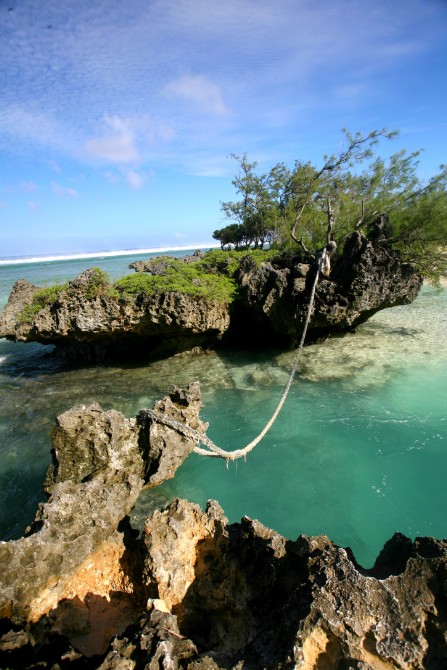 Cette corde, tendue entre deux rochers émergés, permet aux baigneurs d’affronter les vagues de l’océan lorsque la marée monte. Parties de rire garanties pour les enfants.