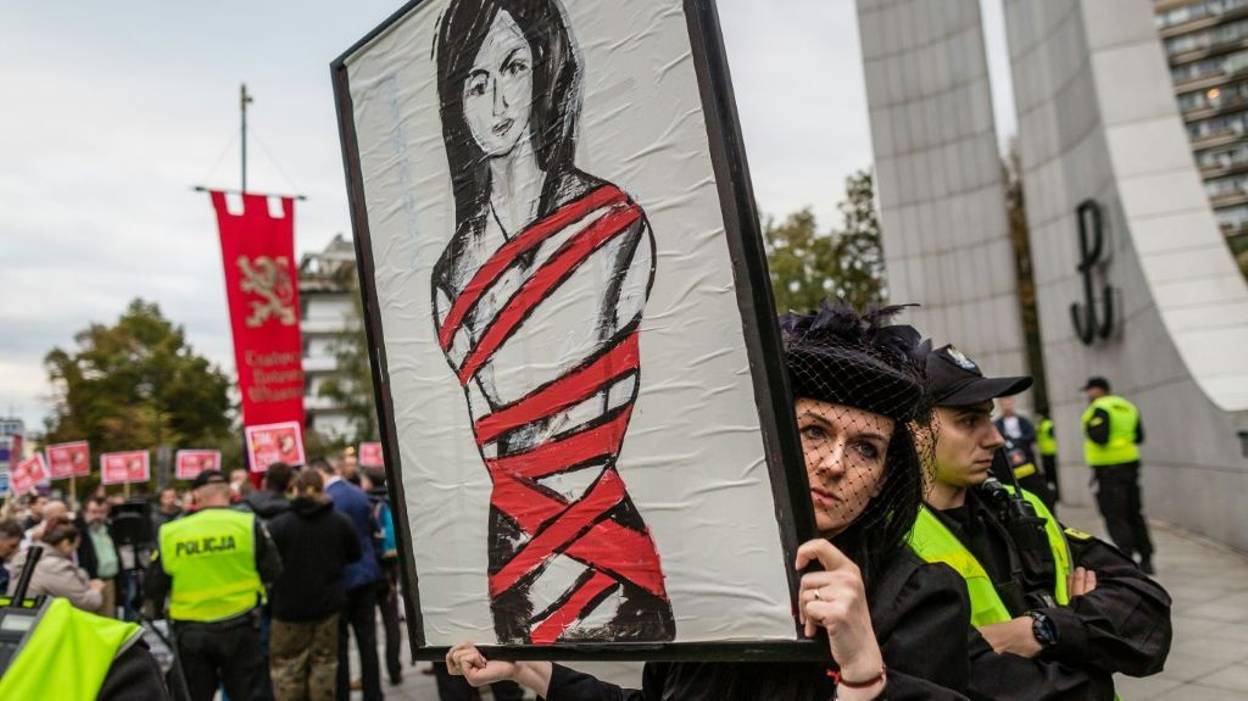 Pologne: manifestation en noir contre l'interdiction totale de l'avortement