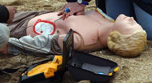 Les députés veulent que les élèves apprennent à utiliser des défibrillateurs