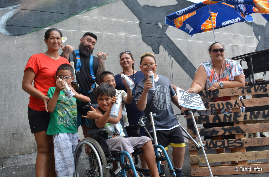 Les enfants de la Fraternité Chrétienne ont adoré leur rencontre avec Phat1, artiste graffeur de Nouvelle-Zélande.