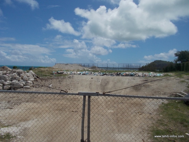 L'actuel dépotoir de Maupiti est une peste pour l'île. Trouver un autre site pour installer le futur dépotoir est un projet sur lequel se penche actuellement l'équipe municipale