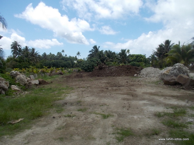 Voici le site où les déchets ont été enfouis, un terrain communal représentant une surface de 1 500 m².