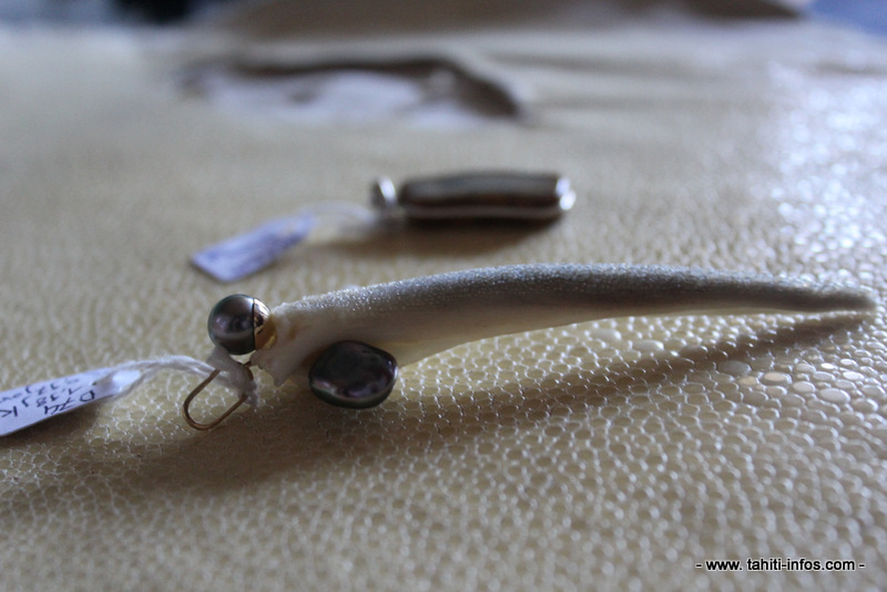 L'épine de baliste alliée à la perle noire de Tahiti.