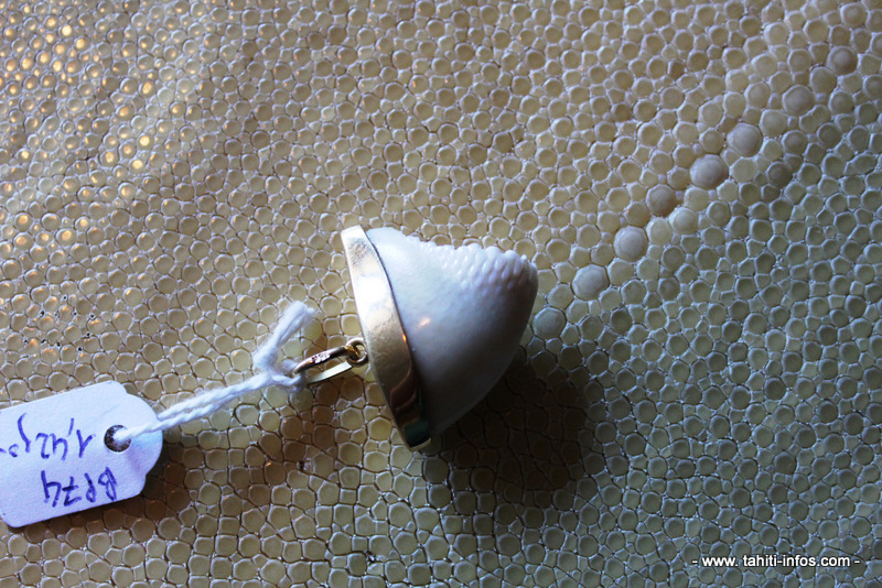 Un pendentif fait avec une dent de poisson perroquet.