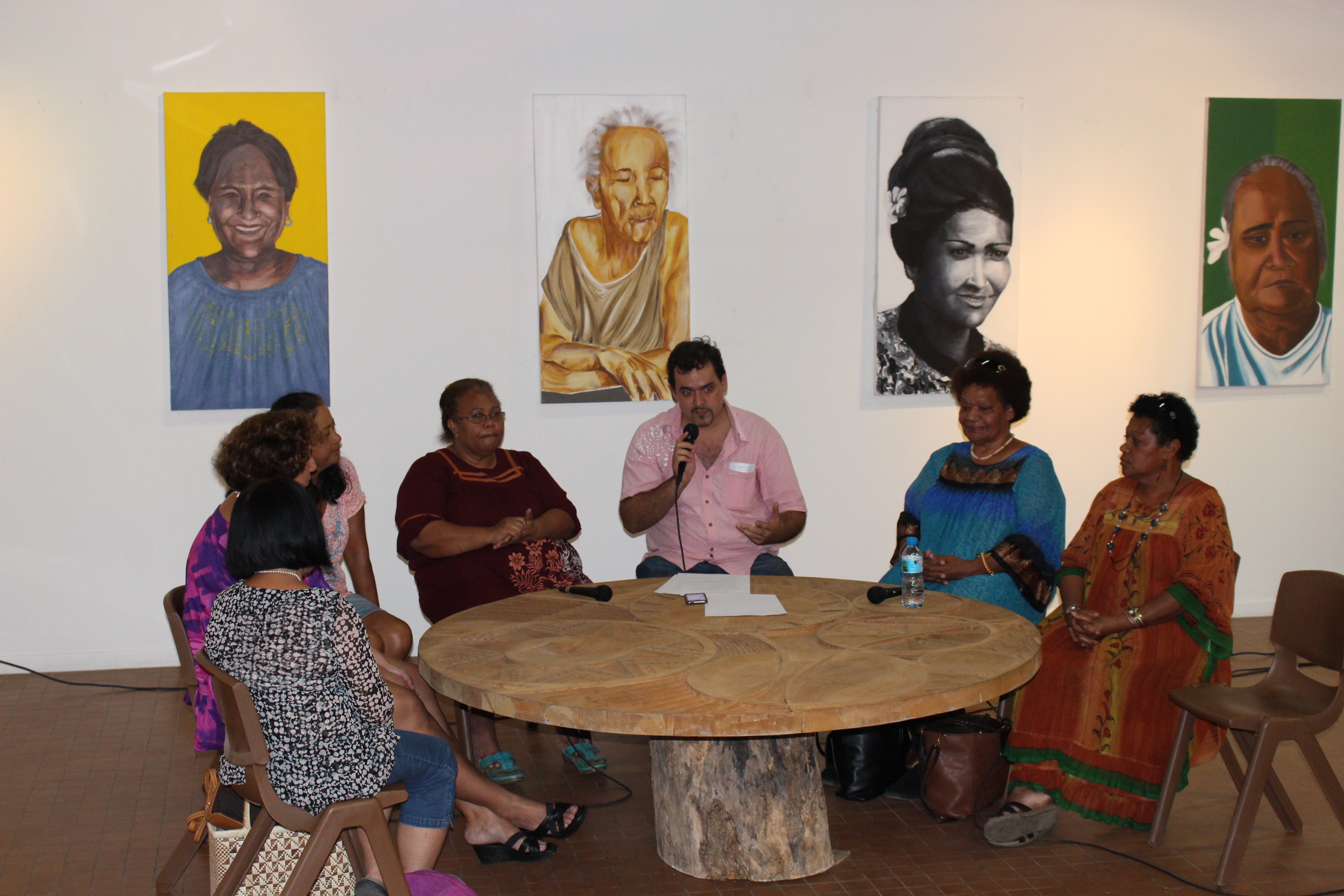 Tous les soirs des tables rondes sont proposées au public au centre des métiers d’art.