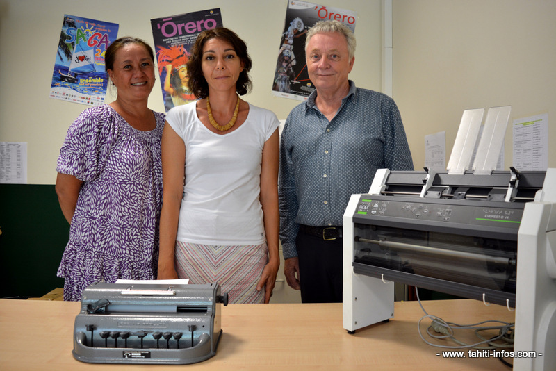 Philippe Kerfoun, Anne Claire Sainturat et Katia Domingo posent devant une Perkins et une imprimante braille.