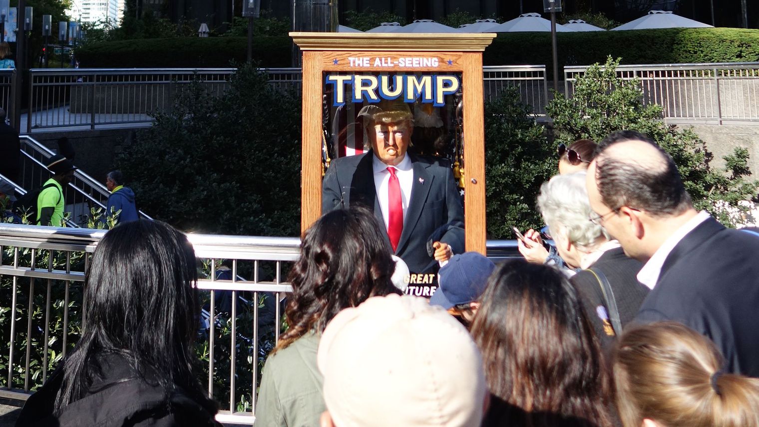 Un automate prédicateur caricature Trump dans les rues de New York