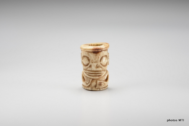 Ivi poo, ornement - Os humain - H. 4 cm, D. 3,3 cm - Archipel des îles Marquises - Collection MTI - TFM © Danee Hazama