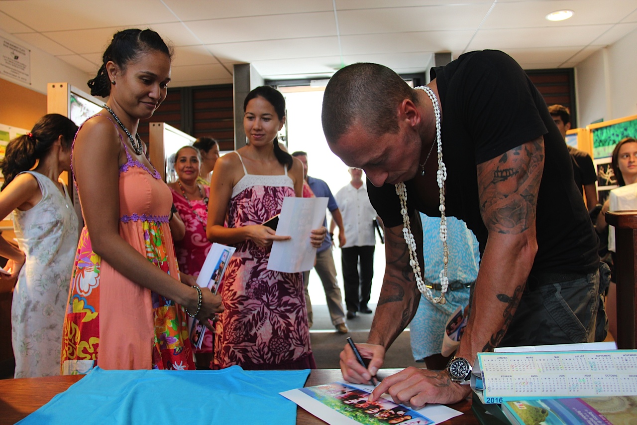 Dernières dédicaces avant le départ pour les nageurs du Tahiti swimming experience