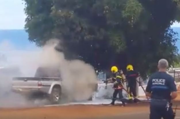 Les pompiers ont aspergé de mousse le véhicule en feu. (Crédit : Arcus Usang)