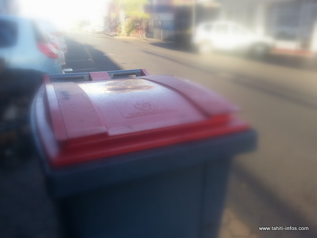 Les pieds-nickelés se baladent en ville avec leur butin dans une poubelle