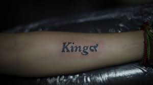 En Thaïlande, le tatouage en signe de deuil éternel du roi