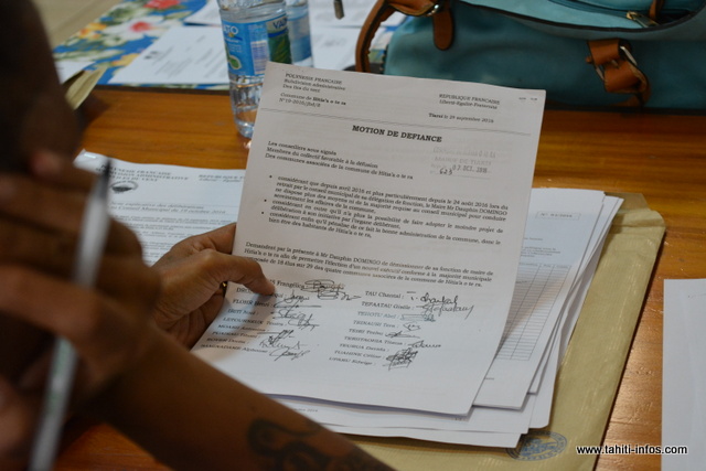 Même si la motion de défiance n'a aucun poids juridique, la nouvelle majorité a décidé de taper fort, afin d'inciter le maire à démissionner.