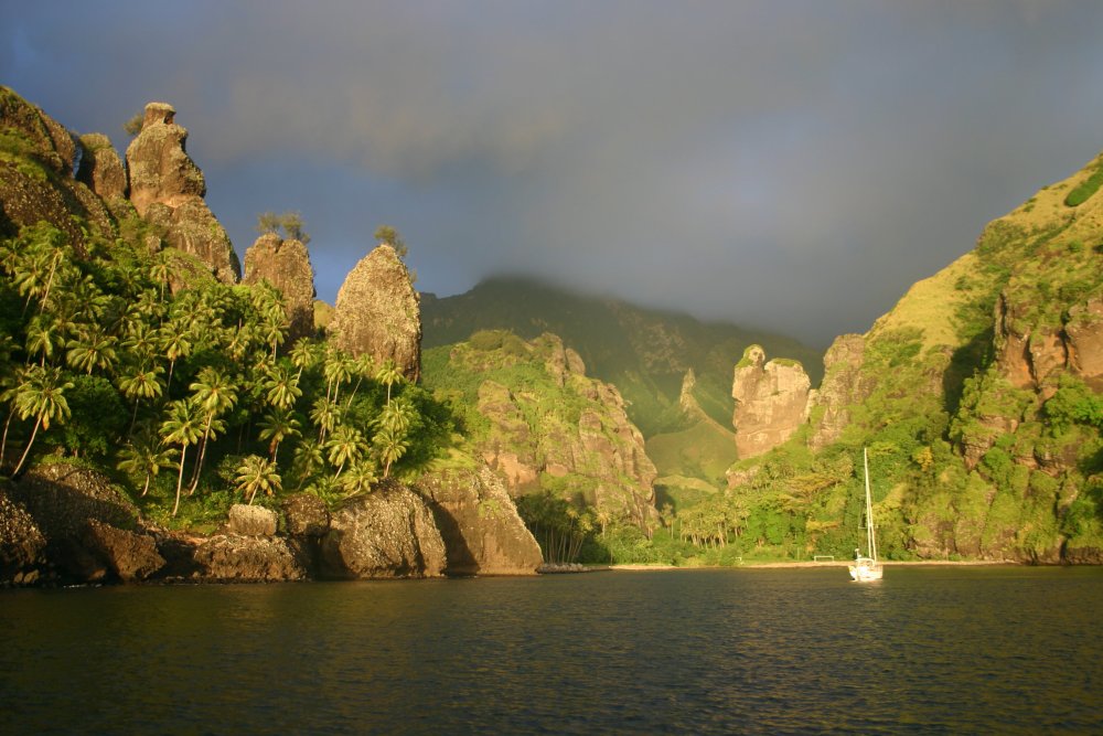 La baie des vierges sur l'île de Fatu Hiva, aux Marquises.