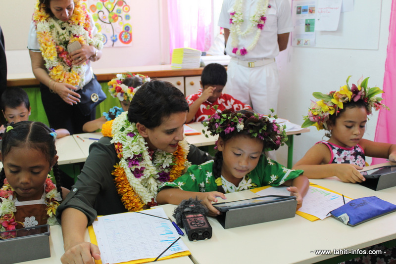 Najat Vallaud-Belkacem en visite à Huahine pour parler de l'école numérique