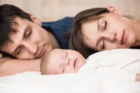 Les nourrissons devraient dormir dans la chambre parentale pour réduire le risque de mortalité