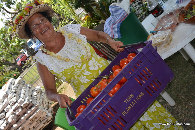Les mama vous accueilleront avec le sourire dans les jardins de la mairie de Papara.