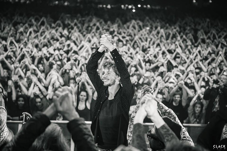 La musique du chanteur français délivre des messages de paix, d’amour et de liberté.