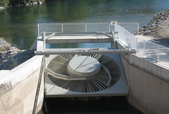 La turbine VLH fait trois mètres de diamètre et tourne très lentement. Les pales sont assez espacées pour laisser passer poissons, chevrettes et anguilles sans danger. Elle peut aussi se relever (comme sur la photo) pour les opérations de maintenance.
