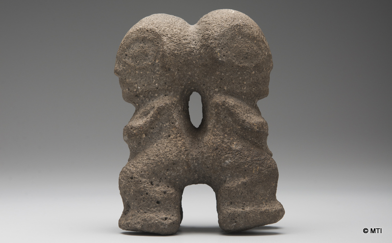 Tiki, statuette anthropomorphe janiforme Basalte. H. 15,8 cm, L. 11,1 cm, Ép. 9,4 cm Collection MTI – TFM © Danee Hazama