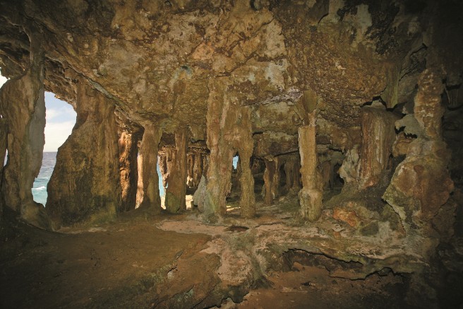 La grande île des Australes mérite d’être visitée en surface, mais aussi en sous-sol, car elle est truffée de grottes du fait d’une géologie unique en Polynésie française.