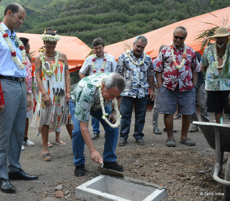 Les représentants des communes de Punaauia et Paea, avec les représentants de l'Etat et du Pays, ont posé à la Punaruu la première pierre de la fourrière intercommunale.
