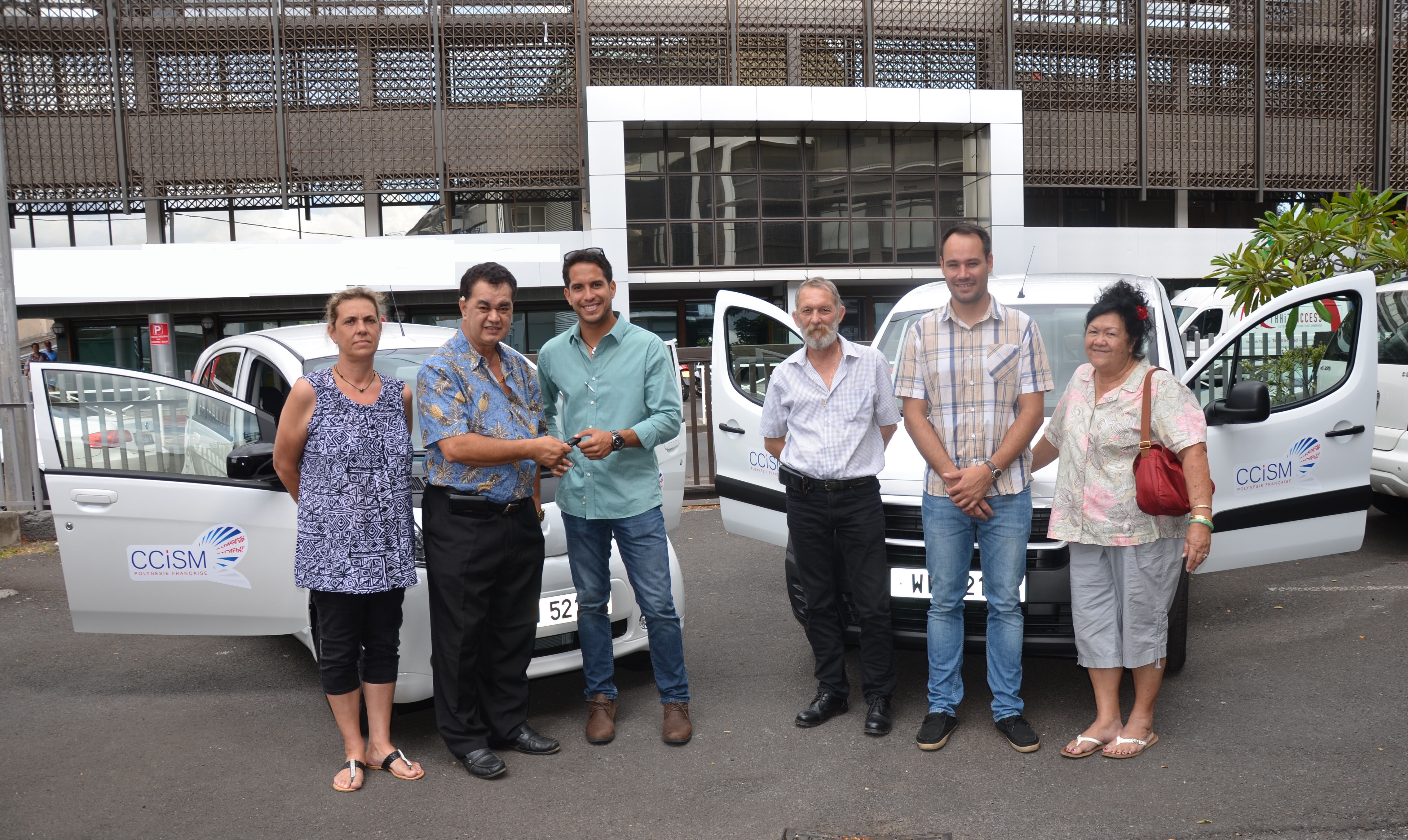 De gauche à droite : Véronique Sury (Responsable des moyens généraux), Stéphane Chin Loy (Président de la CCISM), Tumoana Tuiaiho (Conseiller commercial Sopadep), Eric Boué (Gestionnaire des activités annexes), Brice Meunier (Conseiller technique développement durable, pôle entreprise) et Christine Temarii (Trésorière de la CCISM).
