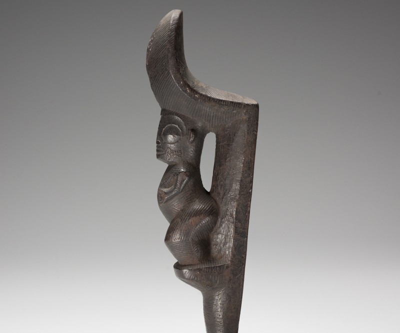 Tapuvae, étrier d’échasse - Bois - H. 35,5 cm - l. 6,5 cm - Ép. 10 cm - Collection Musée de Tahiti et des Îles © Danee Hazama